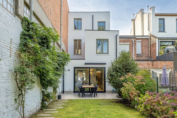 Prachtig gerenoveerde woning met 4 slpk, 2 badk en tuin