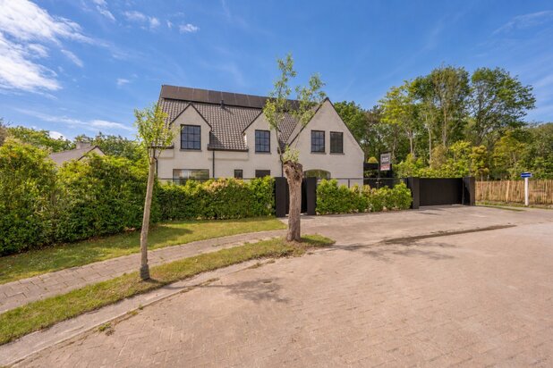 Villa te koop in Knokke met grote tuin, zwembad en poolhouse