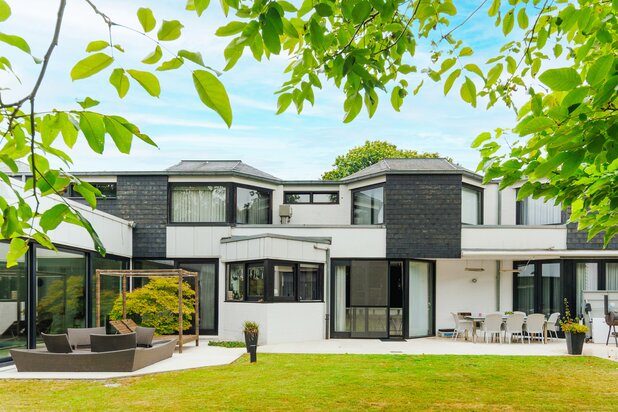 Unieke architecturale woning met binnenzwembad en grote tuin