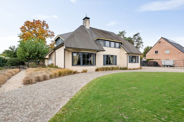 Villa met 5slk en binnenzwembad op 2090m² 