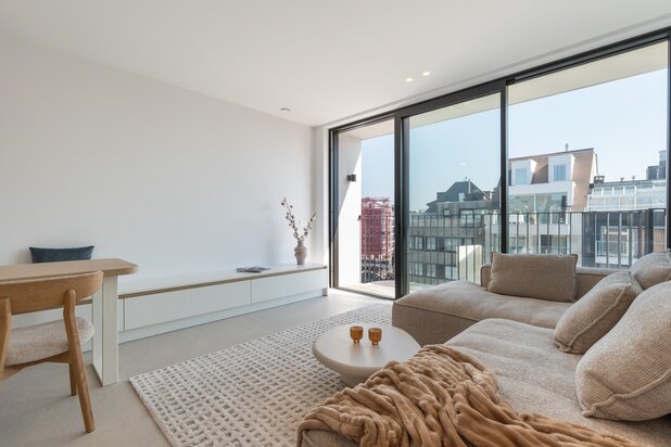 Stijlvol nieuwbouwappartement op topligging in Knokke met vrij zicht over het Van Bunnenplein en de zee.