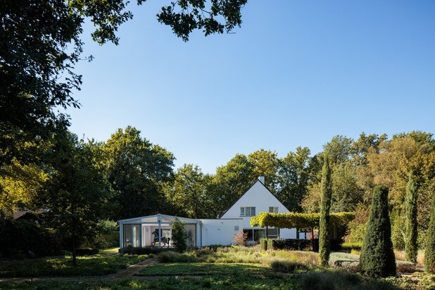 Villa met binnenzwembad op uitstekend gelegen perceel van 2.520 m2