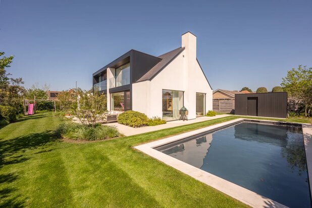 Alleenstaande villa op een perfect georiënteerd perceel met verwarmd zwembad.