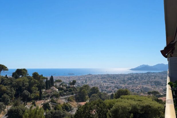 URGENT — Cause santé —3 pièces rénové avec terrasse et vue mer sur les hauteurs du Cannet