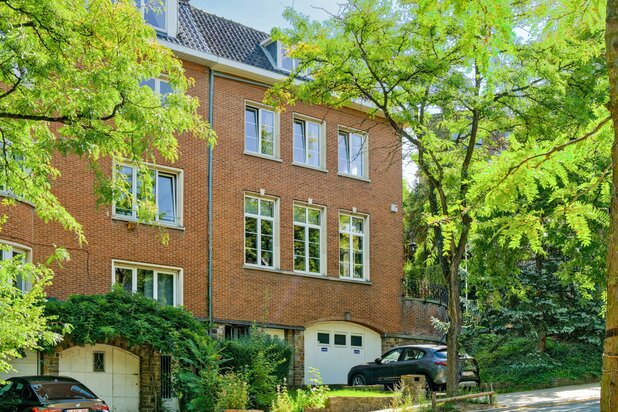 Parc Duden Villa met drie gevels, +/- 330 m², +/- 4 are 50