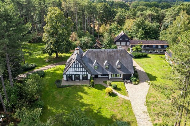 Exclusief landgoed op 1,28 ha met villa en paardenstallen