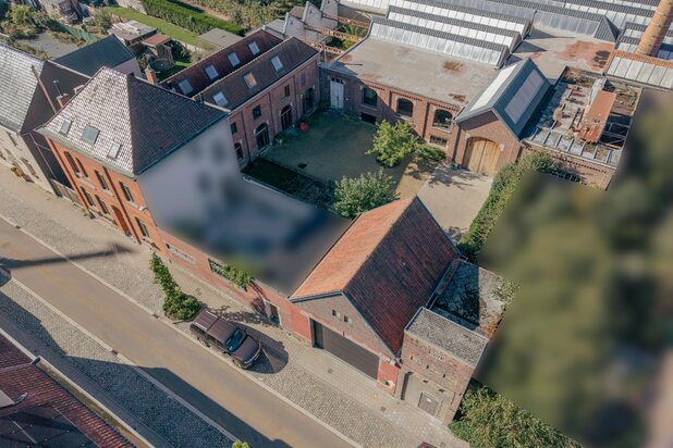 Ready to move in, recently renovated house (3 bedrooms) with authentic elements and warehouse (+- 675 m²)
