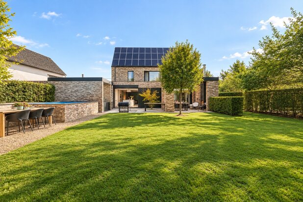 Energiezuinige villa met zwembad, wellness en praktijkruimte op een perceel van 998 m² te Putte