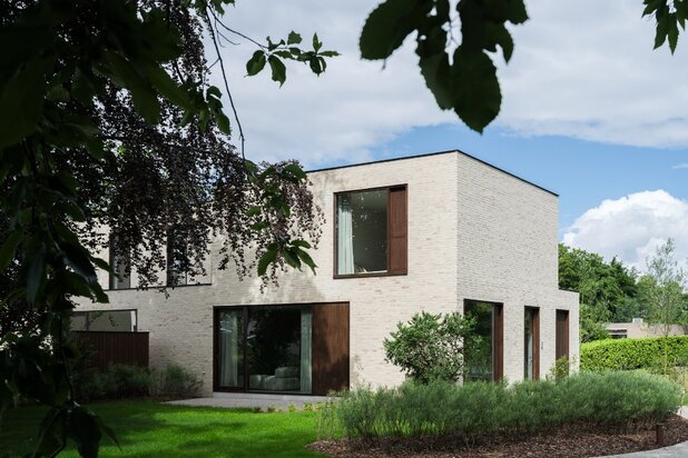 Hoogwaardig afgewerkte parkwoning met een bureauruimte op het GLV, gelegen in het gegeerde Drongen.
