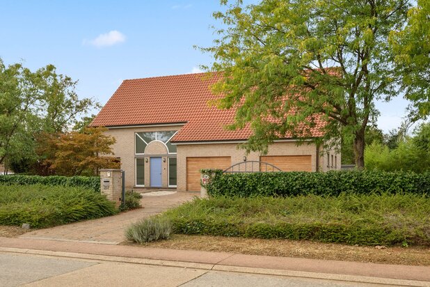 Ruime gezinswoning op een prachtig perceel van ruim 43 are met zwemvijver