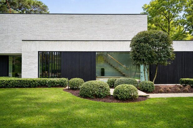Te Koop in Schilde - 's-Gravenwezel. Exclusieve high-end villa met zwembad, poolhouse en parkachtige tuin.