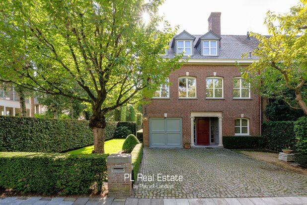 **** Karaktervolle gezinswoning op een toplocatie nabij UZ Gent. Met een potentieel voor kantoor of praktijkruimte **** 