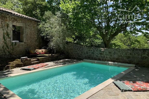 Bâtisse historique entièrement rénovée en chambres d'hôtes de standing (Sud Ardèche)