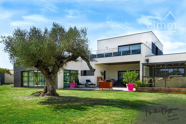 Propriété contemporaine – 374 m² habitables + espace piscine intérieure de 163 m² – Nieulle-sur-Seudre