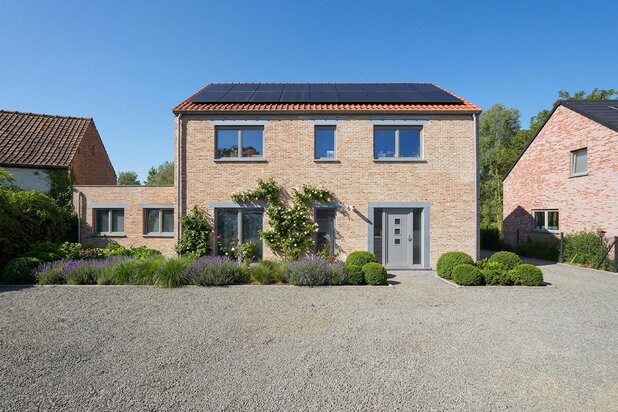 Exclusive villa : wellness area, residence, and pond views