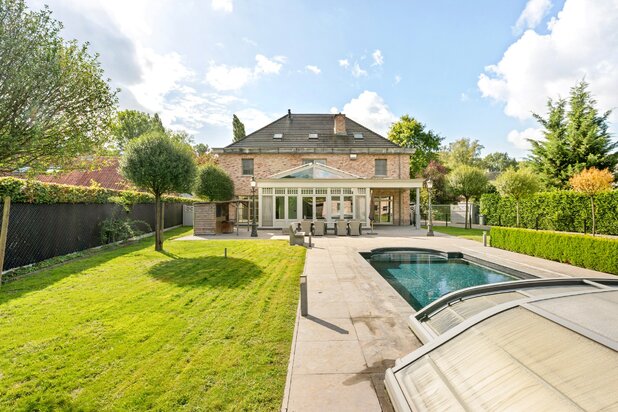 Villa met zwembad en grote garage