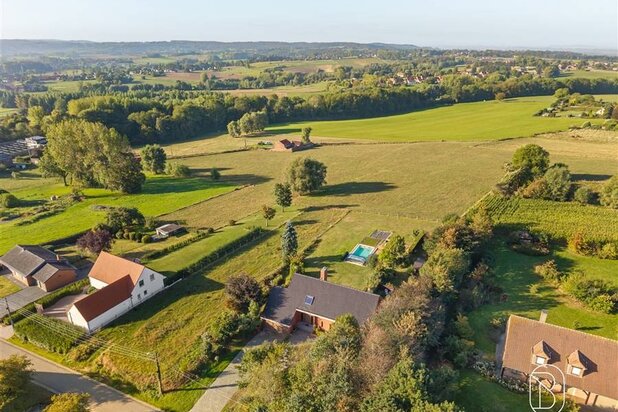 Beautifully situated villa on 33 are with a pool