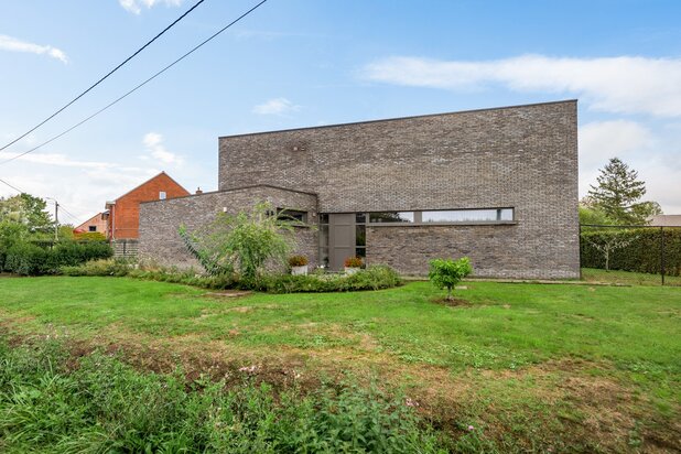 Instapklare energiezuinige villa met 4 zeer ruime slpkrs en ruime inpandige garage op 1006m2
