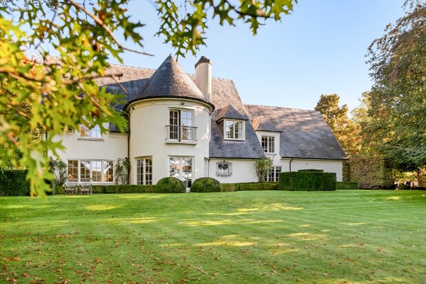 Villa met zwembad en zicht op de Leie in het Leiepark, Deurle