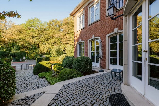 Quartier Léo Errera - Prachtig hoekhuis met 3 gevels op een terrein van ± 9 are, 5 slaapkamers + bureau, garage
