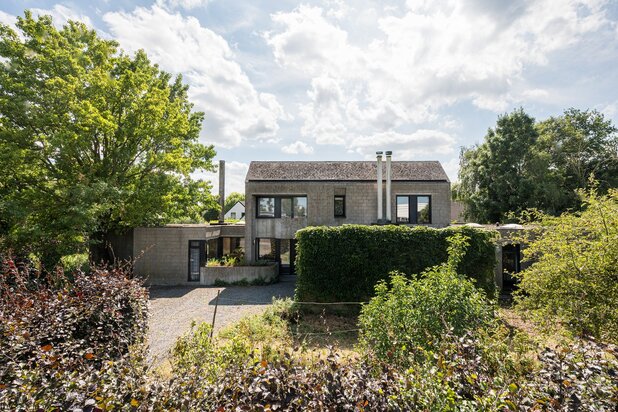 Modernistische villa met praktijkruimte en zuidwestgerichte tuin op riant perceel in Lembeke