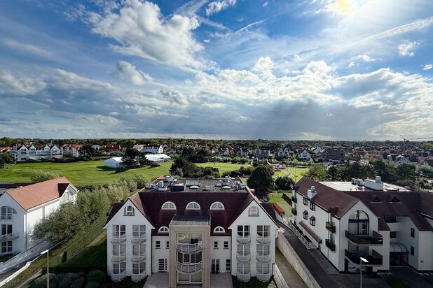 Penthouse with golf and Zoute villa views, on the Kustlaan