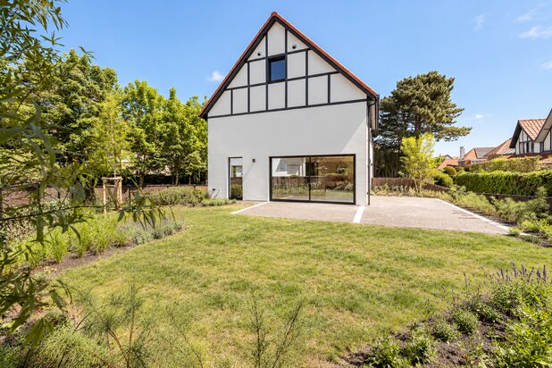 Fully renovated villa with sunny garden in Tennispad, Knokke