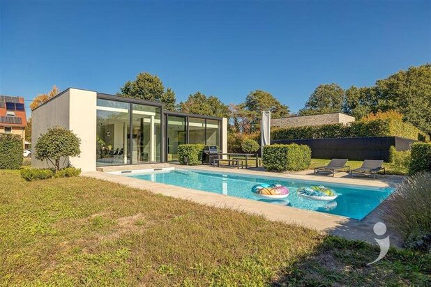 High-end architectenwoning met zwembad en prachtig zicht op de achterliggende weides