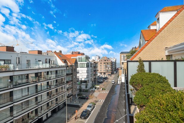 Penthouse appartement met grote zonneterrassen nabij strand.
