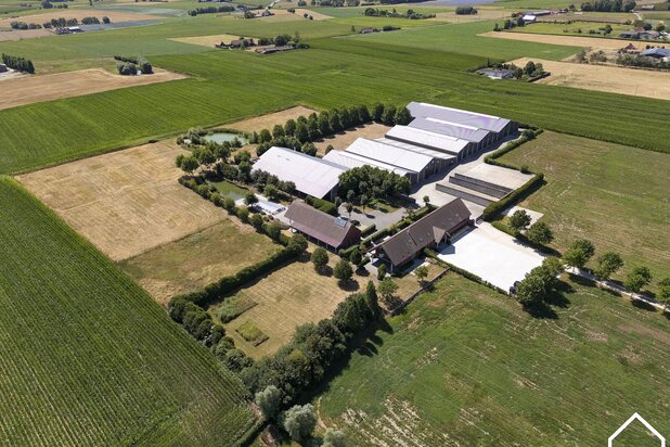 EXCLUSIEF HIPPISCH CENTRUM TE POPERINGE/HEUVELLAND (77.189m²)