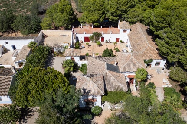 Zelden aangeboden: Unieke finca geschikt voor diverse commerciële of toeristische concepten met 20.000 m² grond en twee gastenwoningen te koop in Balsicas Costa Calida Spanje.