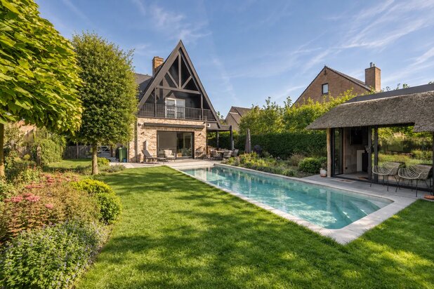 Elegant detached villa with swimming Pool, beautifully landscaped garden and exceptional versatility in Knokke