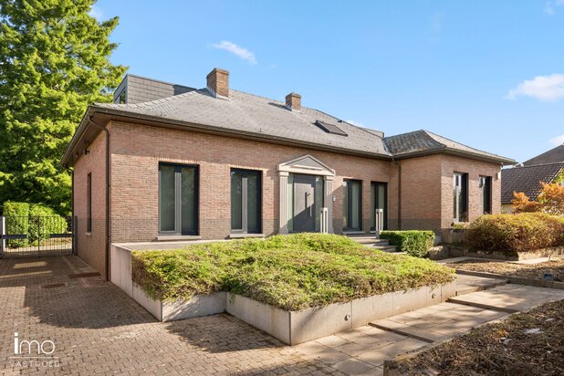 Zeer ruime woning met 4 slaapkamers op een toplocatie.