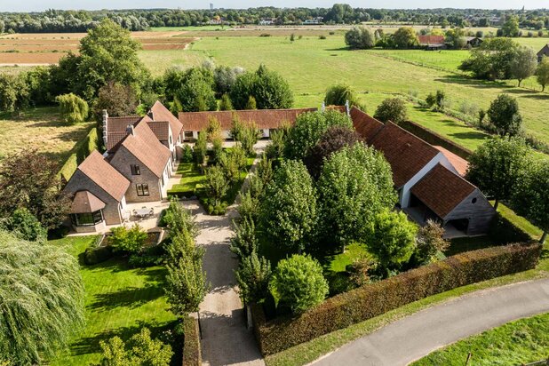 Authentieke hoeve op een domein van bijna 3ha.