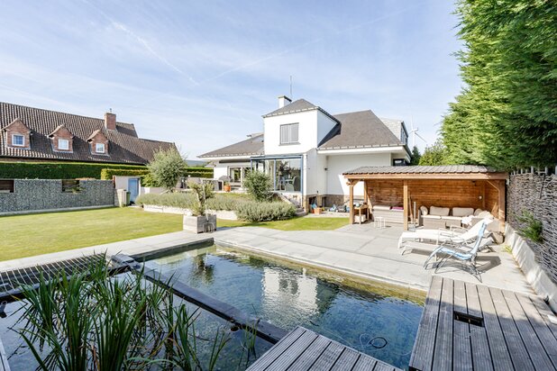Grande villa, 6 chambres, beau jardin et hangar