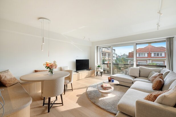 Bel appartement rénové avec une vue dégagée sur les villas.