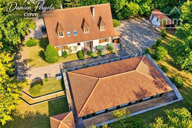 Une propriété pensée pour le bien-être : 273 m² habitables, piscine chauffée couverte et plus de 5 000 m² de terrain »