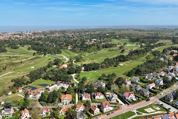 Luxueuze nieuwbouwvilla met ondergrondse parking nabij de Royal Zoute Golf Club.