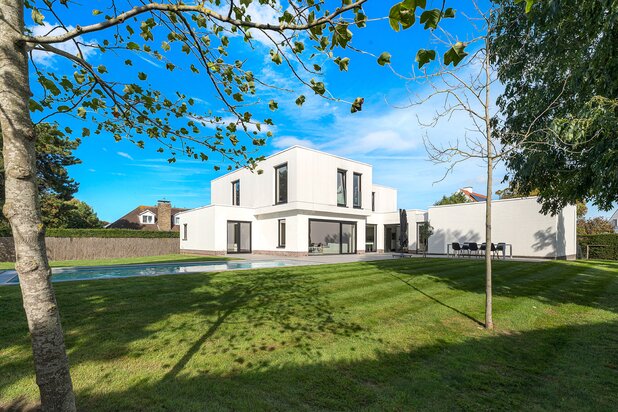 Grote moderne villa met zwembad op uitzonderlijk groot perceel.