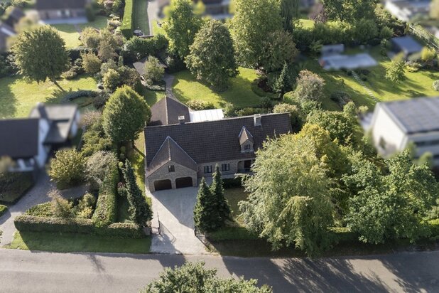 Villa - uitzonderlijke ligging; nabij Nederl.- uiteinde wijk