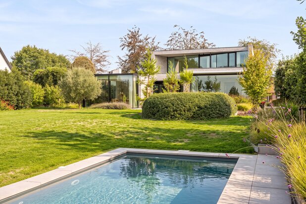 Hedendaagse villa met zwembad in het groen