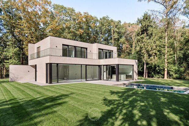 Moderne villa met zwembad op 