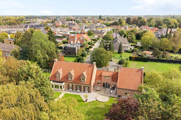 Une maison avec une histoire, où l'espace, le caractère et le calme se rencontrent.