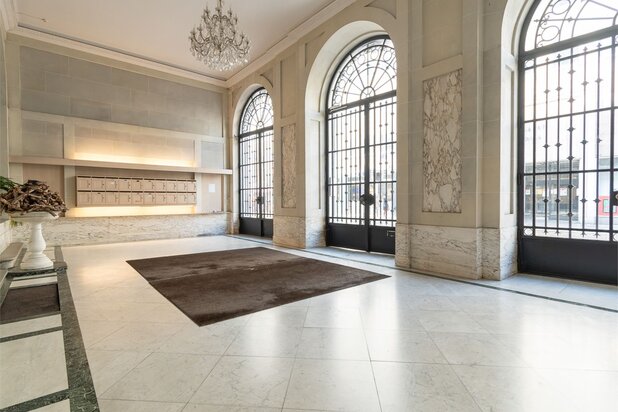 Riant appartement (220m²) met fantastische originele elementen in Residence Maritime met giga terras (35m²) en optionele parking op toplocatie aan de Meir/Handelsbeurs in hartje Antwerpen