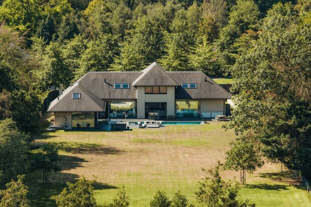 Imposante villa (BJ 2015) met onder meer een buitenzwembad en een sfeervol ingericht bijgebouw met sauna