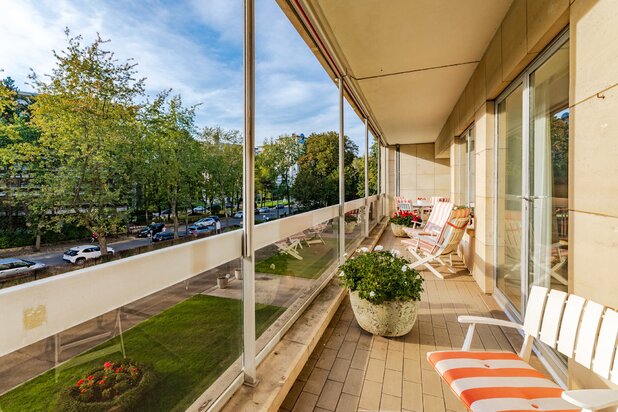 Dans un clos calme, appartement de 180 m² + gde terrasse SO