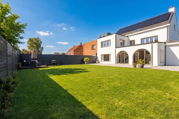 Woning met 7 slaapkamers op een perceel van 502 m².
