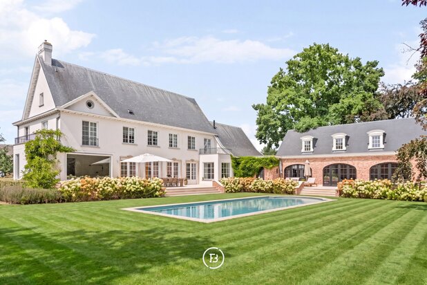 Villa française avec piscine et poolhouse