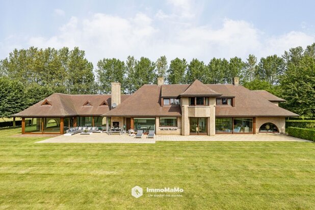 UNIEKE VILLA MET BINNENZWEMBAD EN PAARDENSTALLEN OP EEN TOPLOCATIE TE KOOP IN MENDONK (GENT)