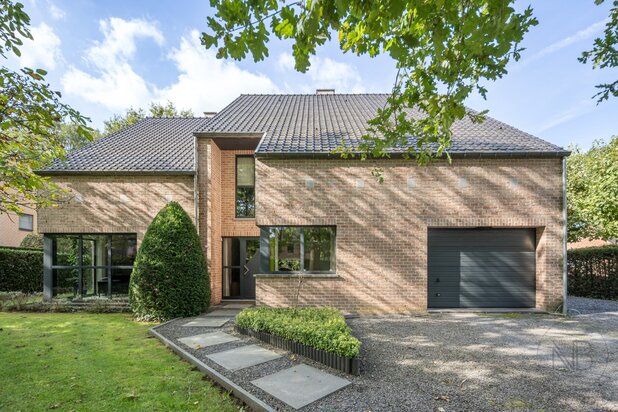 Ruime en verzorgde gezinswoning op een gunstige locatie in De Bret (14,4 are)!